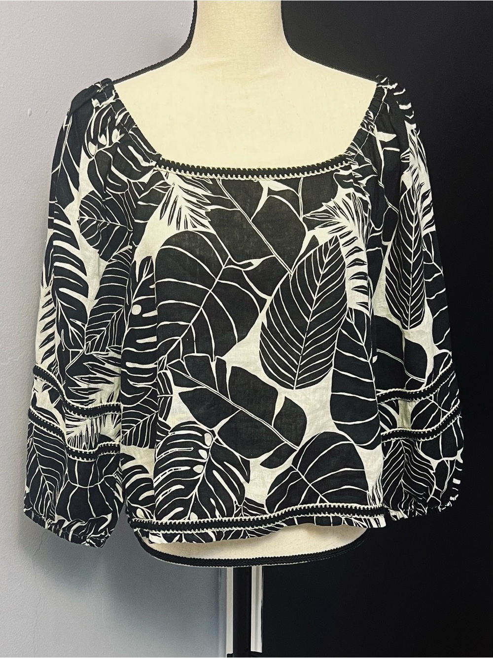Cynthia Rowley 100% Linen Black & White Leaf-Print Peasant Blouse - Picture 2 of 3